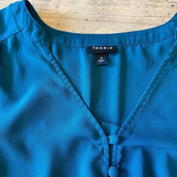 Torrid Blouse with Buttons and Roll Up sleeves - size 2x - Picture 2 of 6